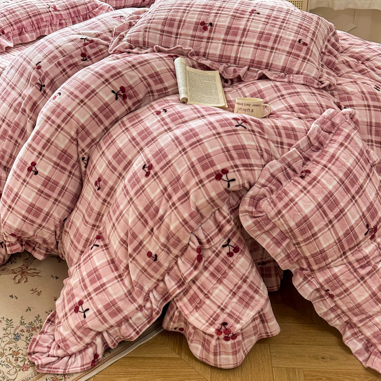 91家纺网 家纺一手货源 找家纺 美梦家纺 2025新款牛奶绒花边夹棉床盖四件套 乌梅紫酱