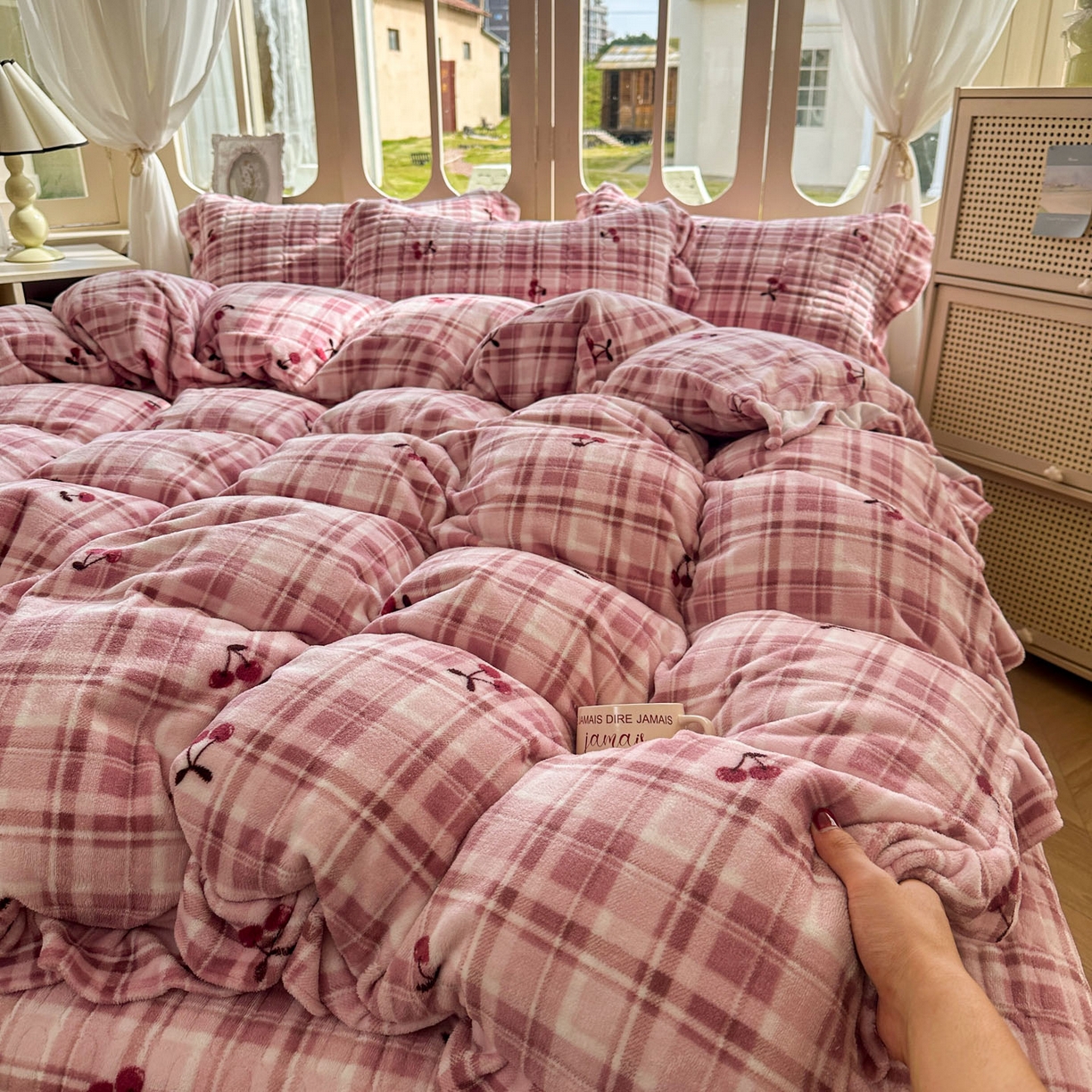 91家纺网 家纺一手货源 找家纺 美梦家纺 2025新款牛奶绒花边夹棉床盖四件套 乌梅紫酱