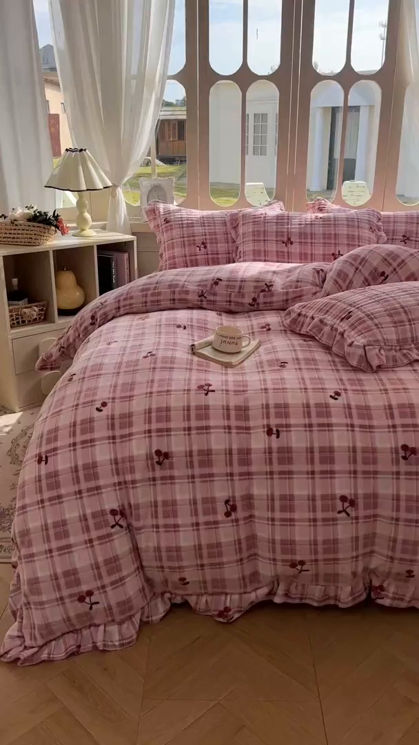 91家纺网 家纺一手货源 找家纺 美梦家纺 2025新款牛奶绒花边夹棉床盖四件套 乌梅紫酱