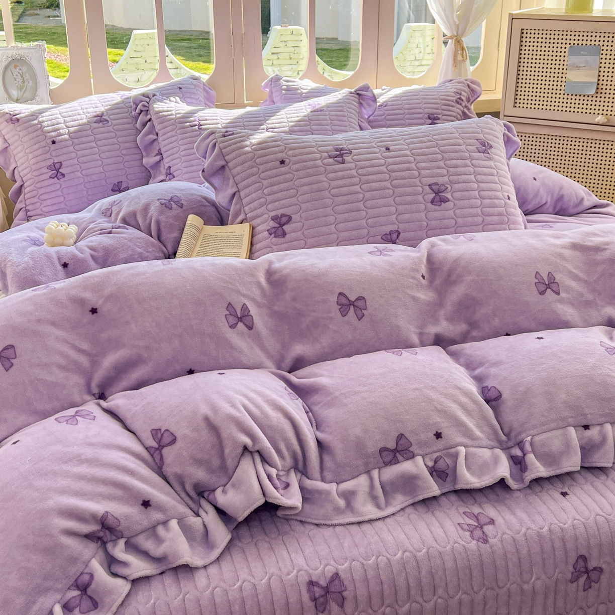 91家纺网 家纺一手货源 找家纺 美梦家纺 2025新款牛奶绒花边夹棉床盖四件套 星辰蝶语-紫