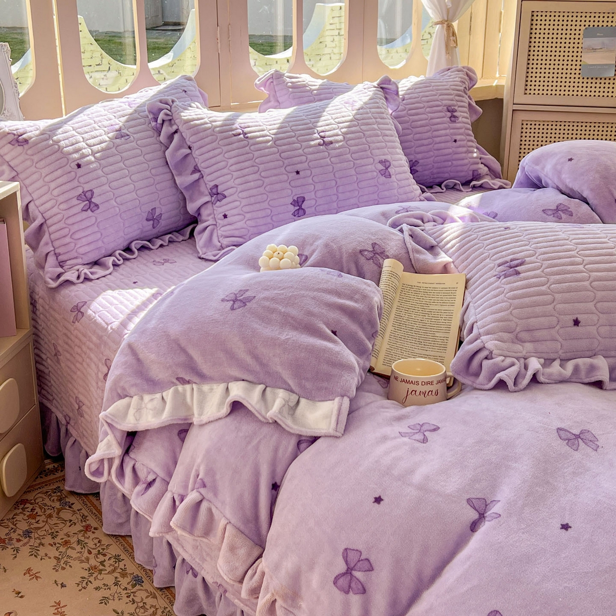 91家纺网 家纺一手货源 找家纺 美梦家纺 2025新款牛奶绒花边夹棉床盖四件套 星辰蝶语-紫