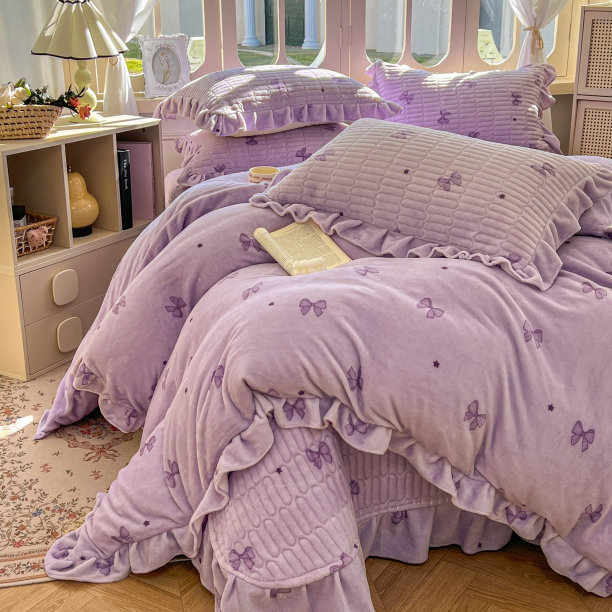 91家纺网 家纺一手货源 找家纺 美梦家纺 2025新款牛奶绒花边夹棉床盖四件套 星辰蝶语-紫