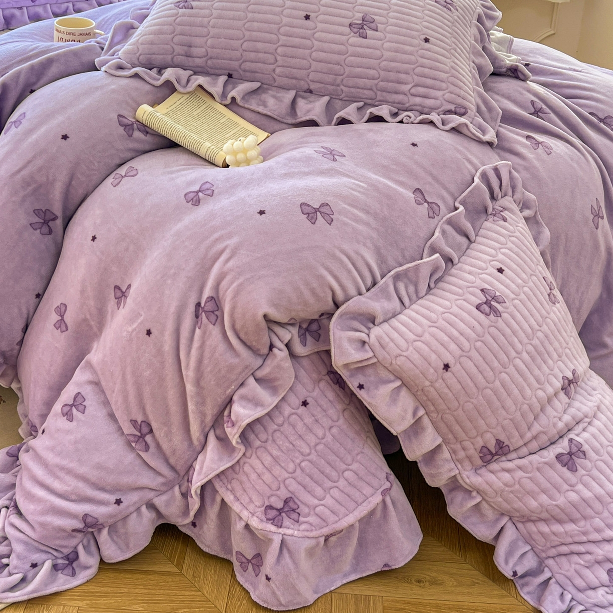 91家纺网 家纺一手货源 找家纺 美梦家纺 2025新款牛奶绒花边夹棉床盖四件套 星辰蝶语-紫