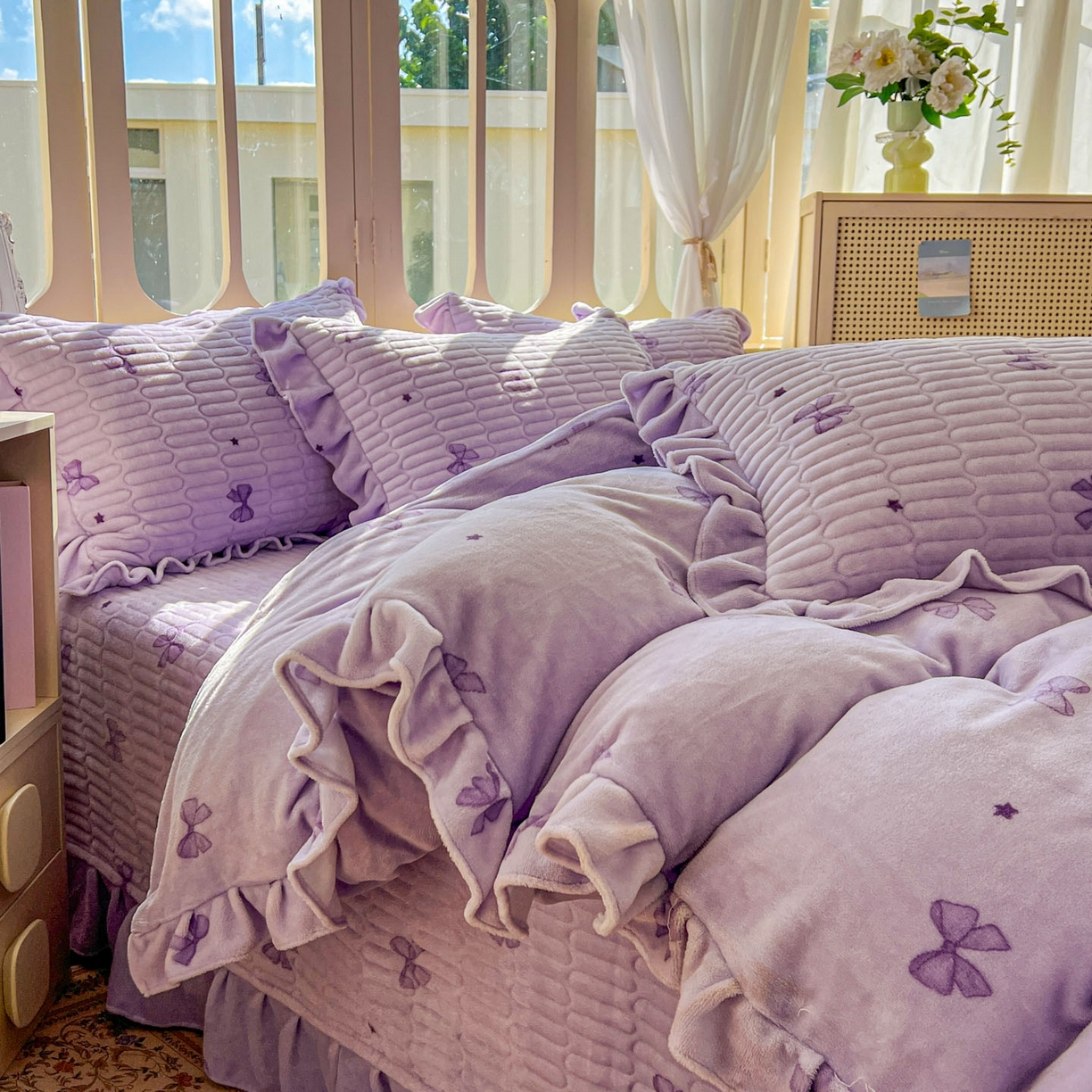 91家纺网 家纺一手货源 找家纺 美梦家纺 2025新款牛奶绒花边夹棉床盖四件套 星辰蝶语-紫
