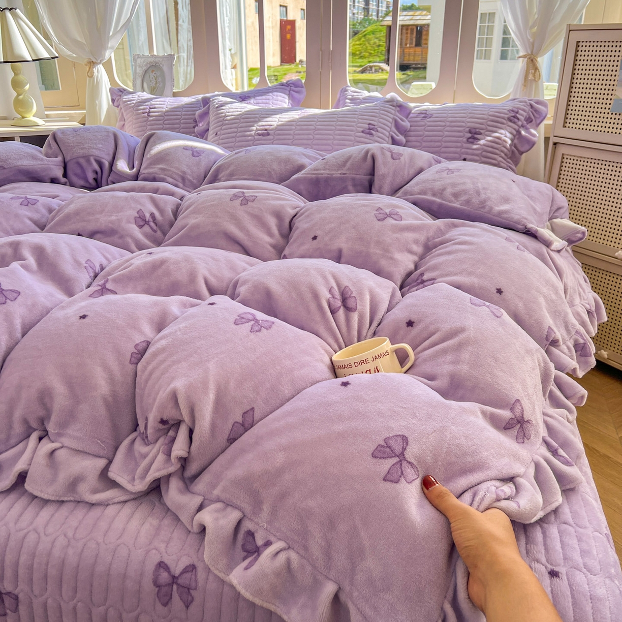 91家纺网 家纺一手货源 找家纺 美梦家纺 2025新款牛奶绒花边夹棉床盖四件套 星辰蝶语-紫