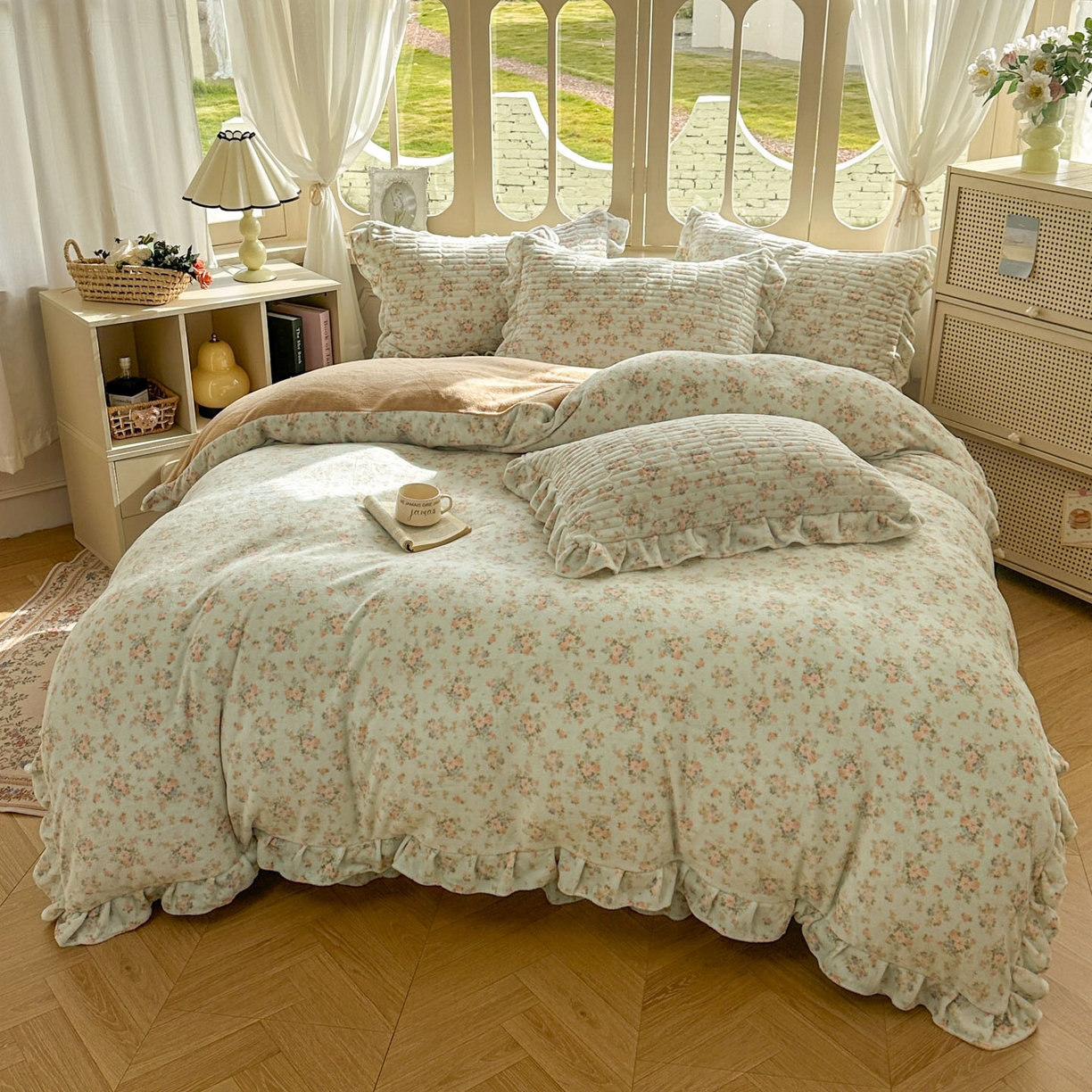 91家纺网 家纺一手货源 找家纺 美梦家纺 2025新款牛奶绒花边夹棉床盖四件套 雨后花园