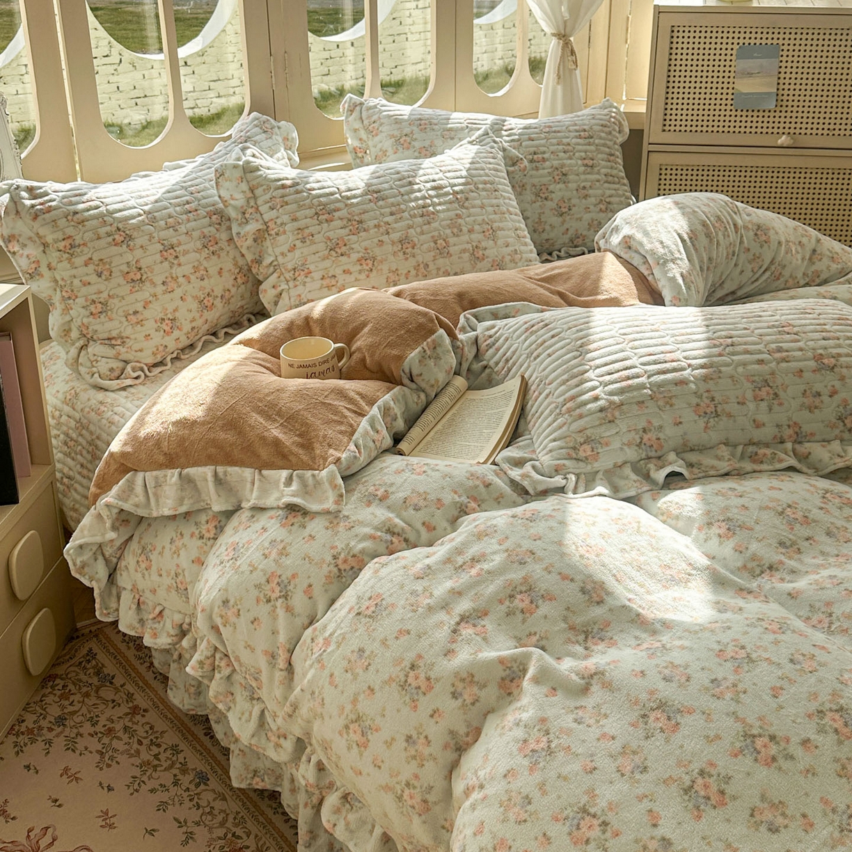 91家纺网 家纺一手货源 找家纺 美梦家纺 2025新款牛奶绒花边夹棉床盖四件套 雨后花园