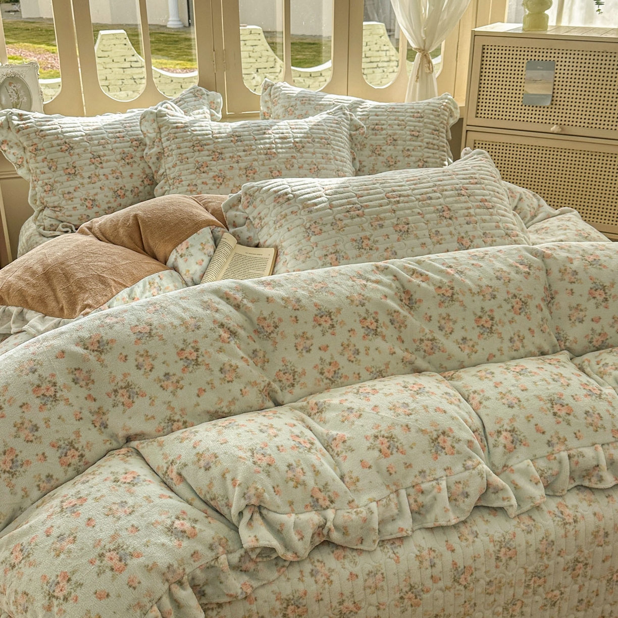 91家纺网 家纺一手货源 找家纺 美梦家纺 2025新款牛奶绒花边夹棉床盖四件套 雨后花园