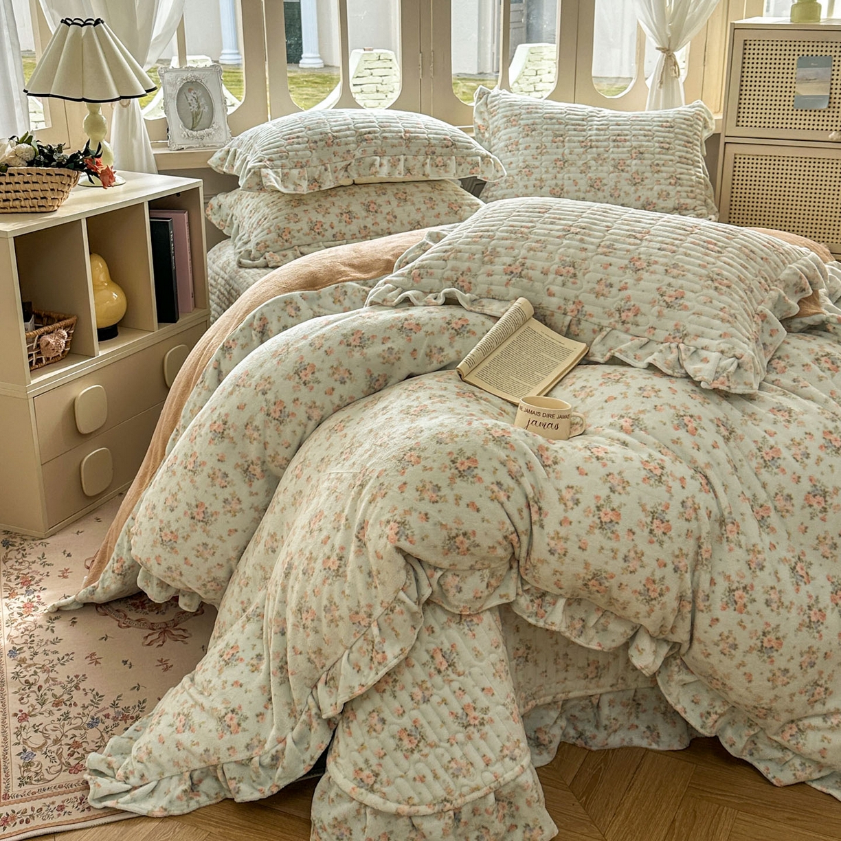 91家纺网 家纺一手货源 找家纺 美梦家纺 2025新款牛奶绒花边夹棉床盖四件套 雨后花园