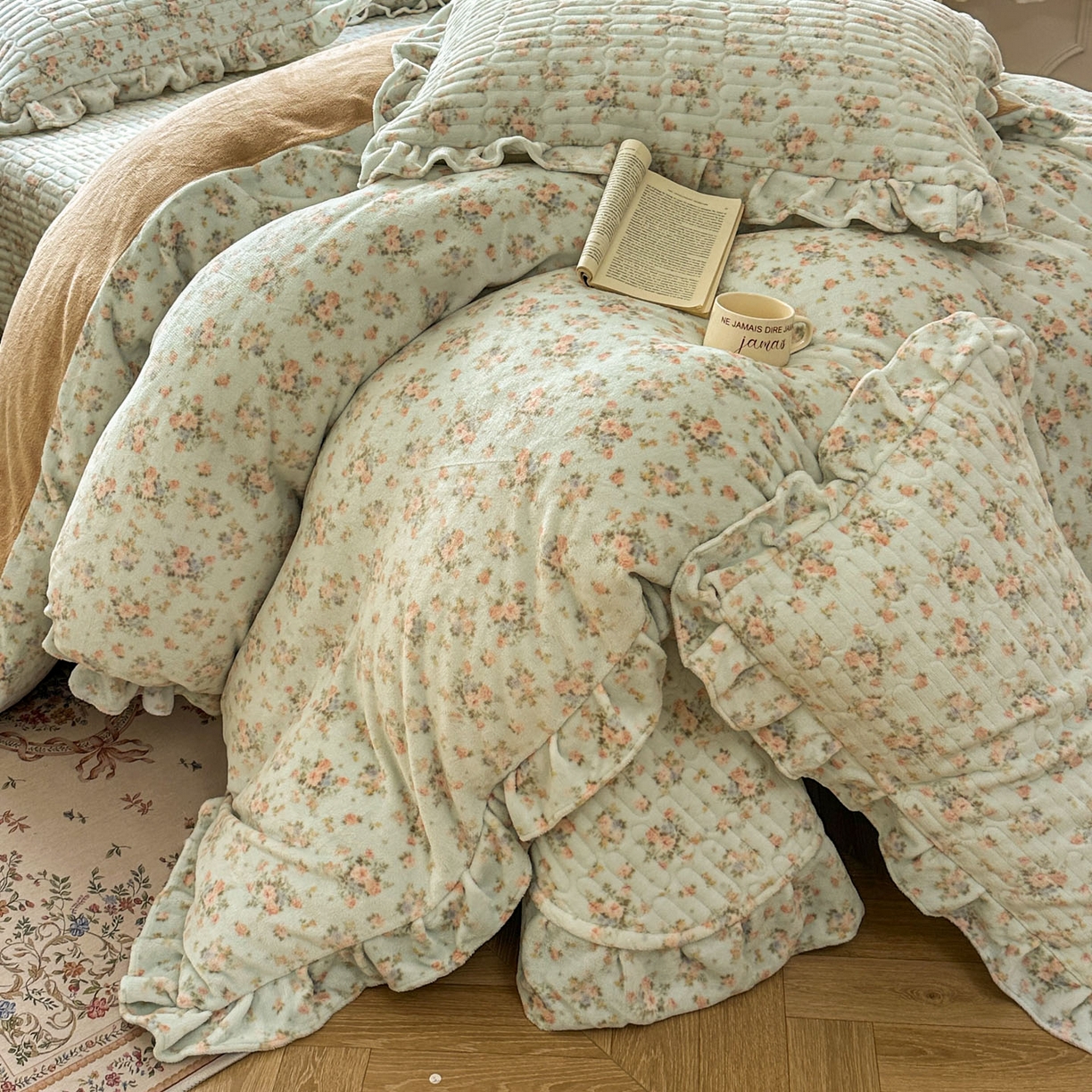 91家纺网 家纺一手货源 找家纺 美梦家纺 2025新款牛奶绒花边夹棉床盖四件套 雨后花园