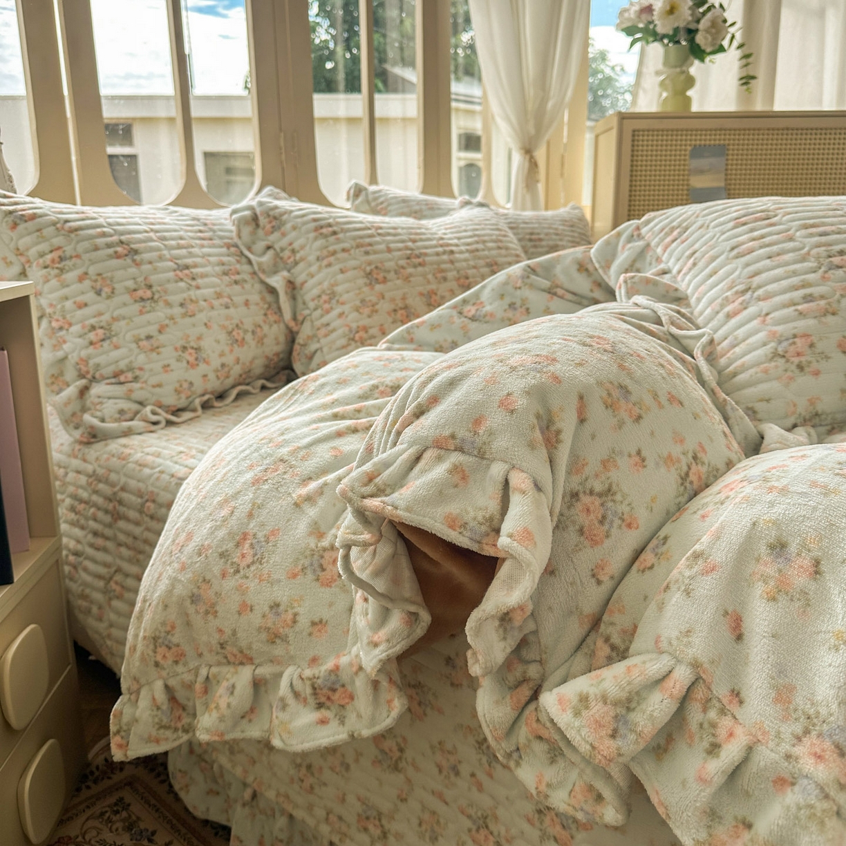 91家纺网 家纺一手货源 找家纺 美梦家纺 2025新款牛奶绒花边夹棉床盖四件套 雨后花园