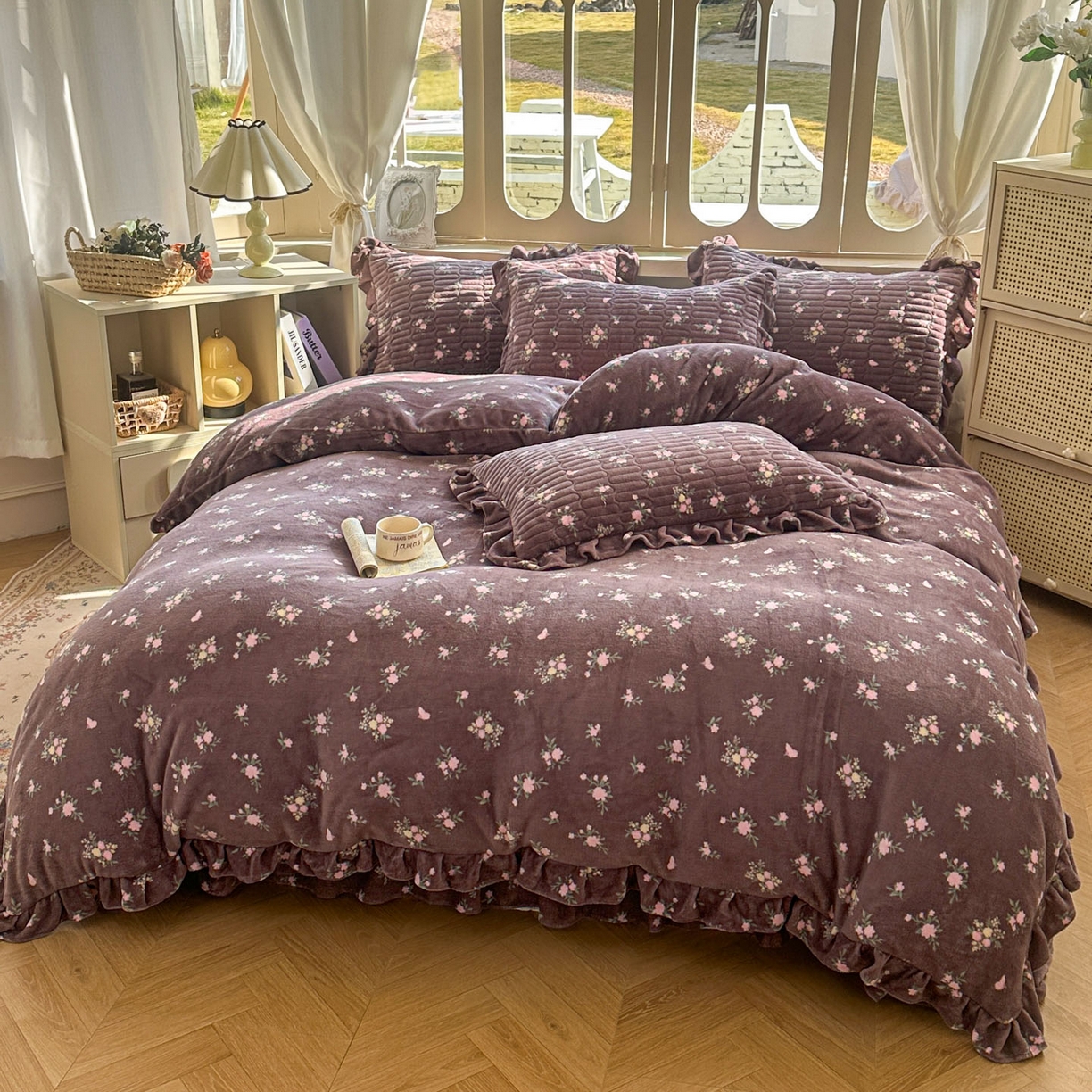 91家纺网 家纺一手货源 找家纺 美梦家纺 2025新款牛奶绒花边夹棉床盖四件套 紫色物语
