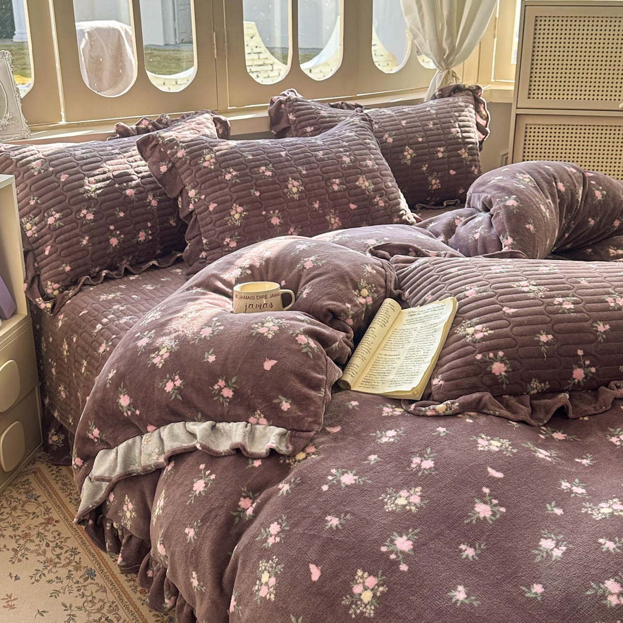 91家纺网 家纺一手货源 找家纺 美梦家纺 2025新款牛奶绒花边夹棉床盖四件套 紫色物语