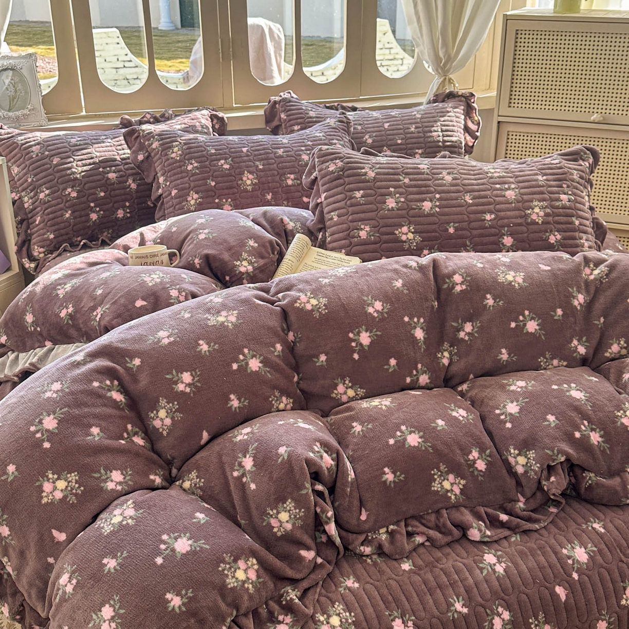 91家纺网 家纺一手货源 找家纺 美梦家纺 2025新款牛奶绒花边夹棉床盖四件套 紫色物语