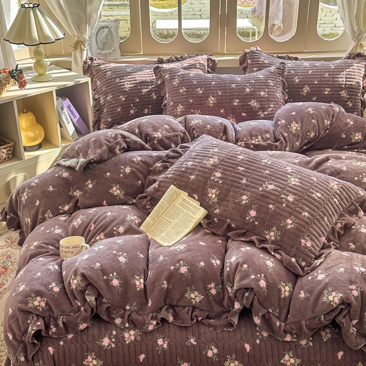 91家纺网 家纺一手货源 找家纺 美梦家纺 2025新款牛奶绒花边夹棉床盖四件套 紫色物语