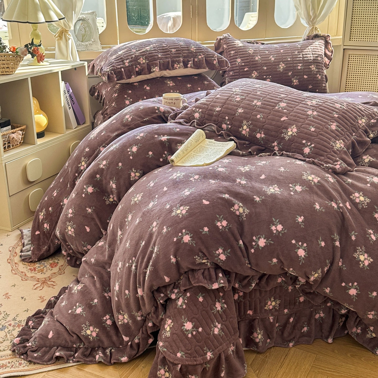 91家纺网 家纺一手货源 找家纺 美梦家纺 2025新款牛奶绒花边夹棉床盖四件套 紫色物语