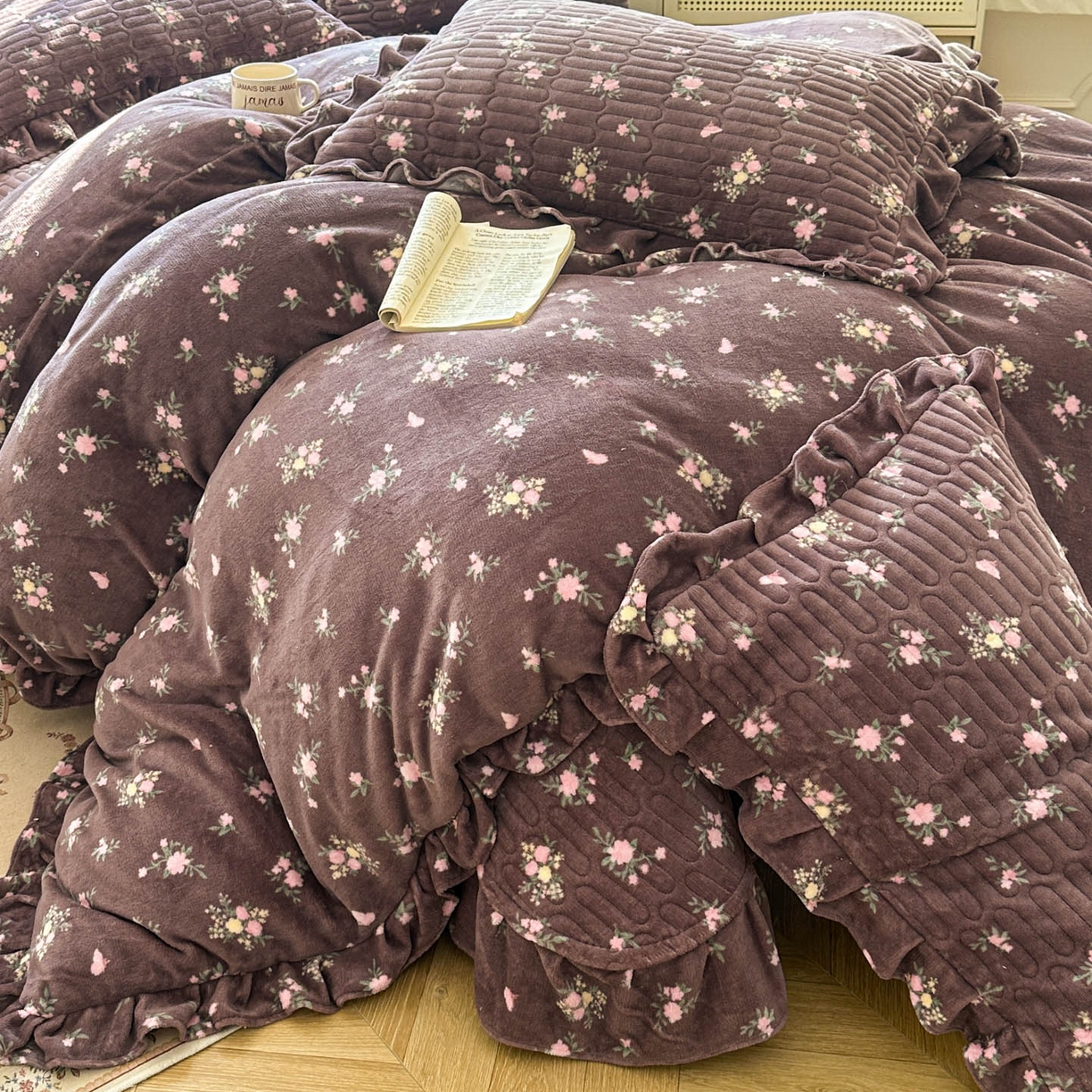 91家纺网 家纺一手货源 找家纺 美梦家纺 2025新款牛奶绒花边夹棉床盖四件套 紫色物语