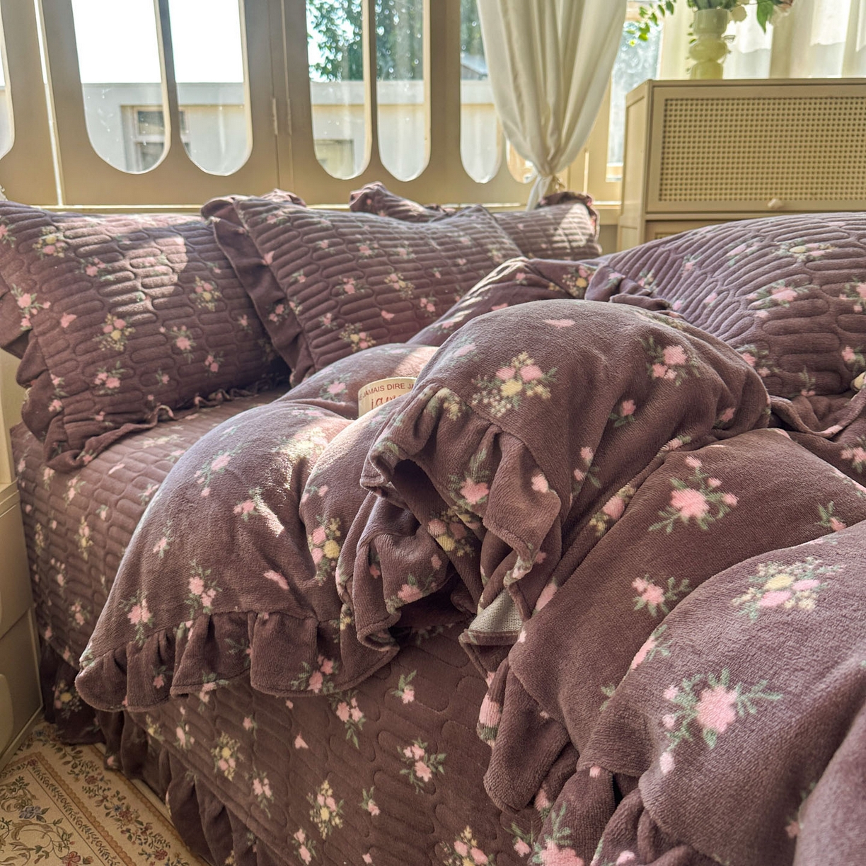 91家纺网 家纺一手货源 找家纺 美梦家纺 2025新款牛奶绒花边夹棉床盖四件套 紫色物语