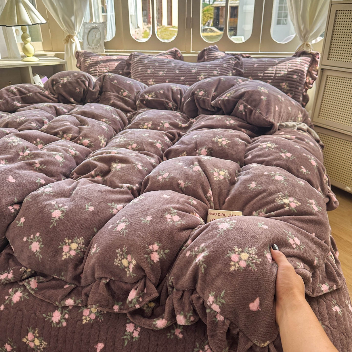 91家纺网 家纺一手货源 找家纺 美梦家纺 2025新款牛奶绒花边夹棉床盖四件套 紫色物语