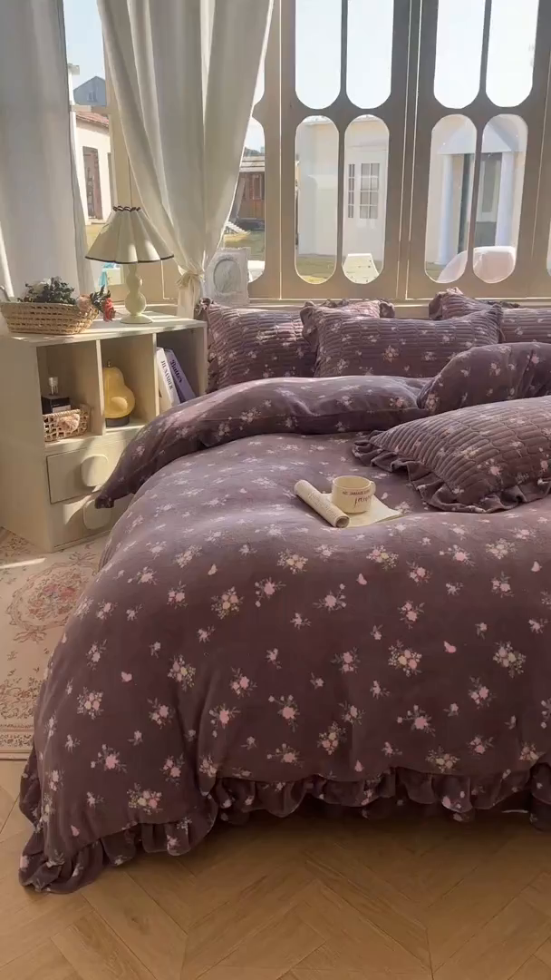 91家纺网 家纺一手货源 找家纺 美梦家纺 2025新款牛奶绒花边夹棉床盖四件套 紫色物语