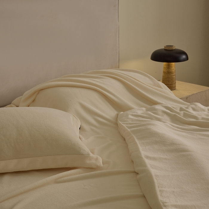 91家纺网 家纺一手货源 找家纺 禧禾 2025新款A类300G醇厚速暖绒四件套牛奶绒四件套奶芙黄