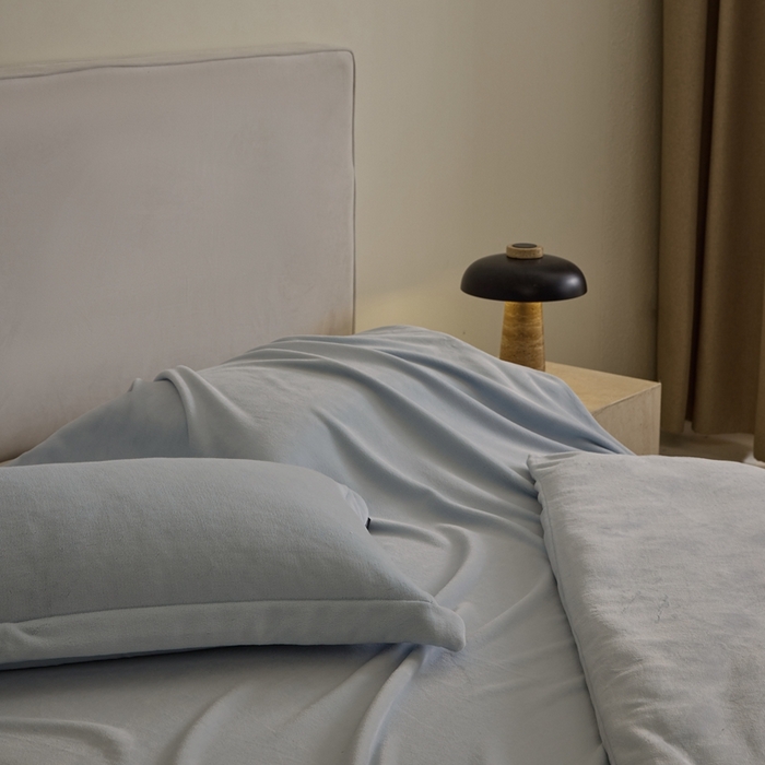 91家纺网 家纺一手货源 找家纺 禧禾 2025新款A类300G醇厚速暖绒四件套牛奶绒四件套雨灰蓝