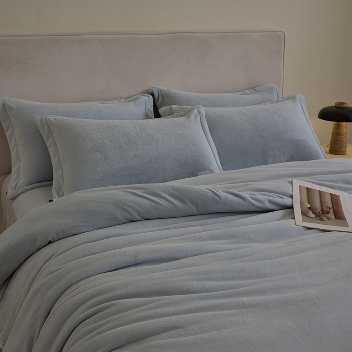 91家纺网 家纺一手货源 找家纺 禧禾 2025新款A类300G醇厚速暖绒四件套牛奶绒四件套雨灰蓝