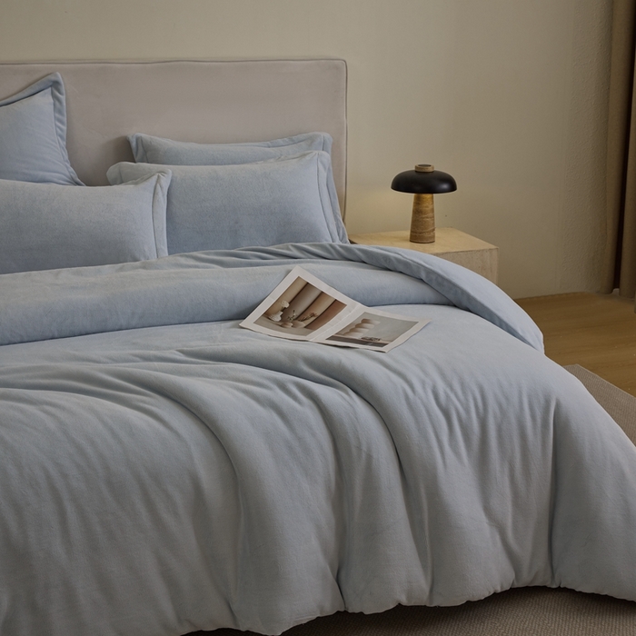 91家纺网 家纺一手货源 找家纺 禧禾 2025新款A类300G醇厚速暖绒四件套牛奶绒四件套雨灰蓝