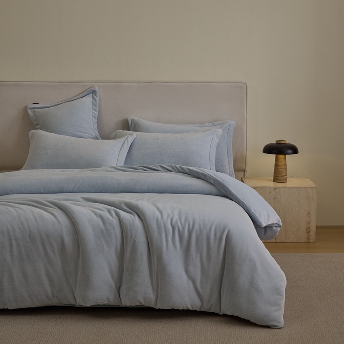 91家纺网 家纺一手货源 找家纺 禧禾 2025新款A类300G醇厚速暖绒四件套牛奶绒四件套雨灰蓝