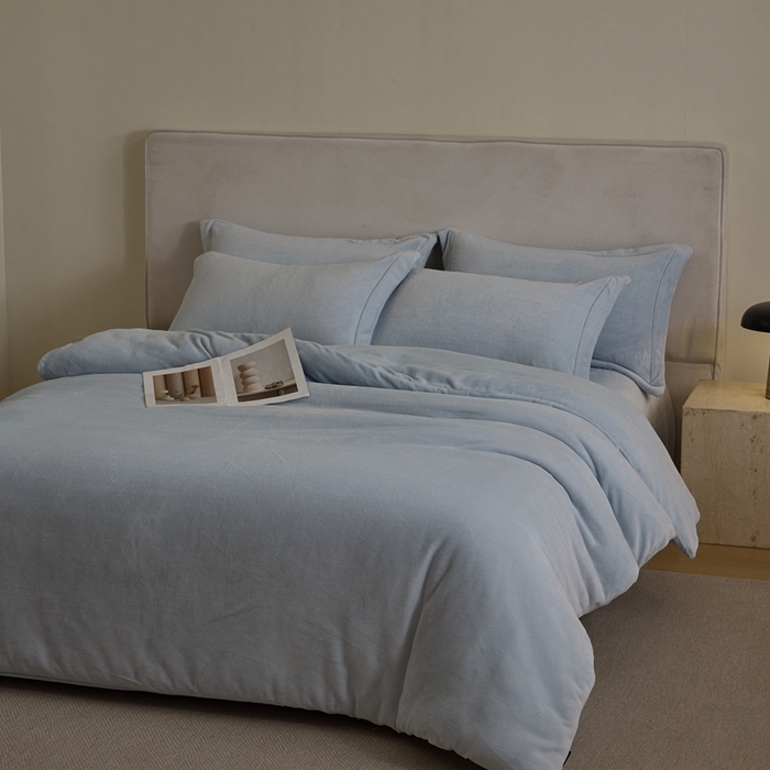 91家纺网 家纺一手货源 找家纺 禧禾 2025新款A类300G醇厚速暖绒四件套牛奶绒四件套雨灰蓝