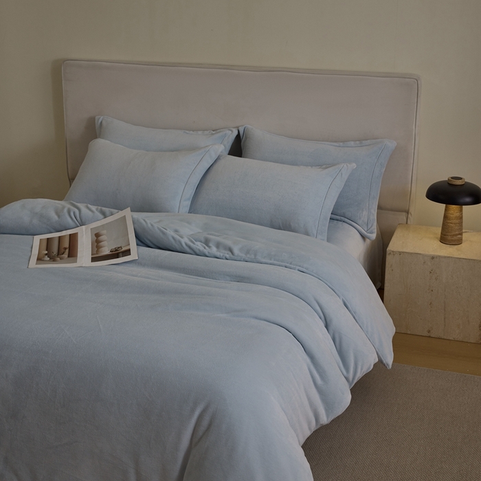 91家纺网 家纺一手货源 找家纺 禧禾 2025新款A类300G醇厚速暖绒四件套牛奶绒四件套雨灰蓝