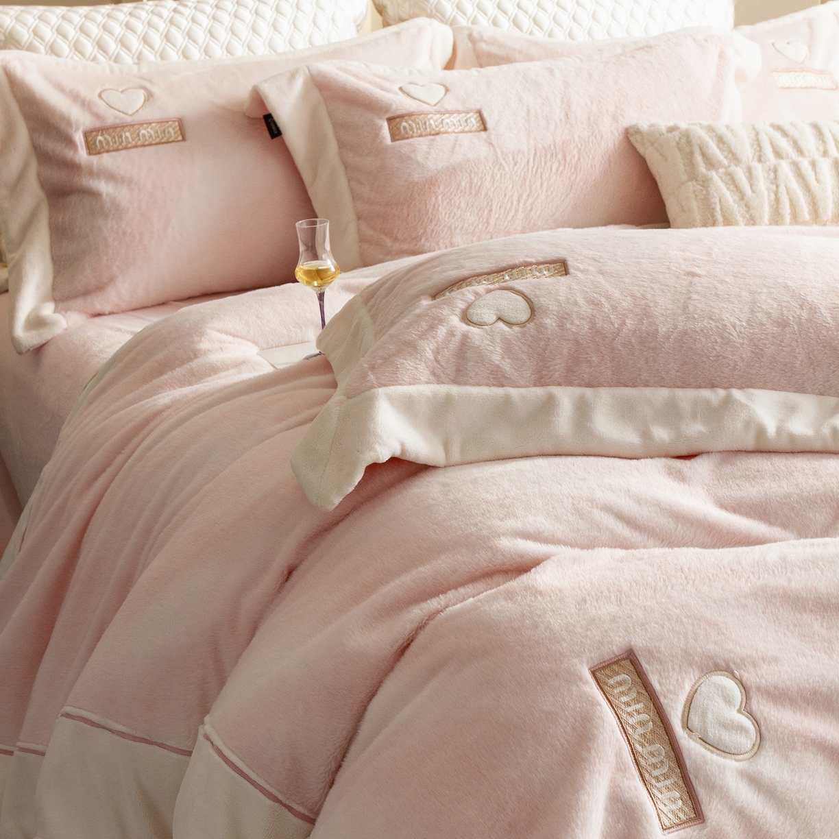 91家纺网 家纺一手货源 找家纺 馨蕊家居 2025新款秋冬法式高奢雪貂绒系列-绒云初（会员-10）控价388/408 绒云初-蔷薇粉