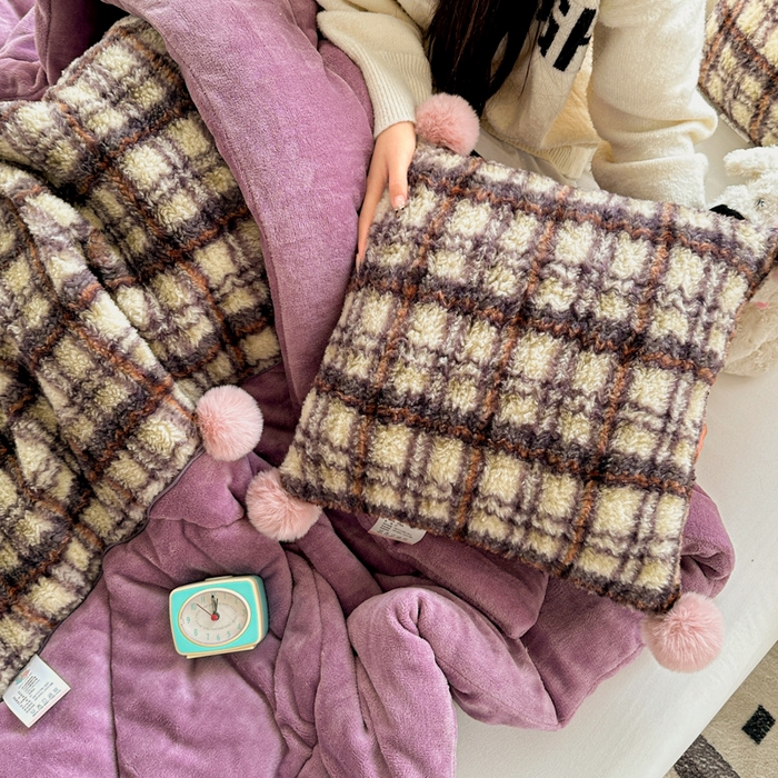 91家纺网 家纺一手货源 找家纺 （总）古本家居 2025新款羊驼绒格子毛球款抱枕被