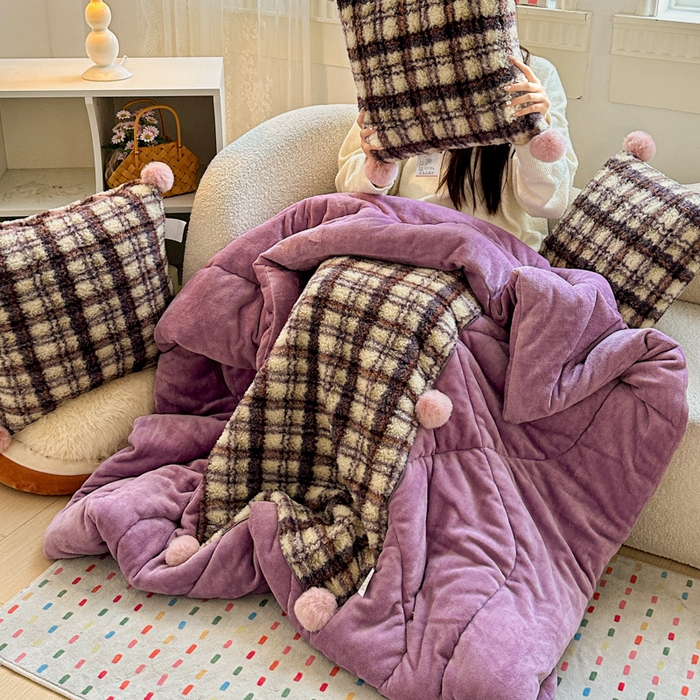 91家纺网 家纺一手货源 找家纺 （总）古本家居 2025新款羊驼绒格子毛球款抱枕被