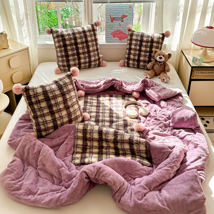 91家纺网 家纺一手货源 找家纺 （总）古本家居 2025新款羊驼绒格子毛球款抱枕被