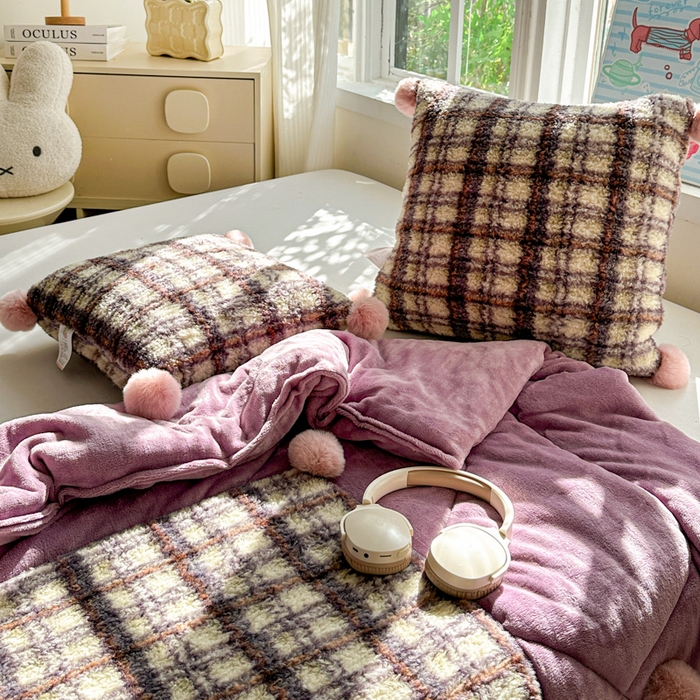 91家纺网 家纺一手货源 找家纺 古本家居 2025新款羊驼绒格子毛球款抱枕被 羊驼绒紫格毛球