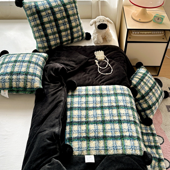 91家纺网 家纺一手货源 找家纺 古本家居 2025新款羊驼绒格子毛球款抱枕被 羊驼绒绿格毛球