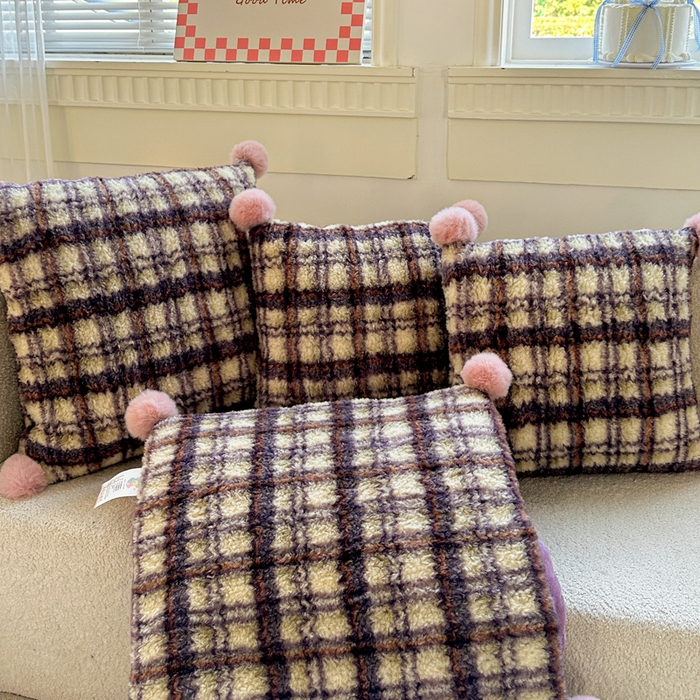 91家纺网 家纺一手货源 找家纺 古本家居 2025新款羊驼绒格子毛球款抱枕被 羊驼绒紫格毛球