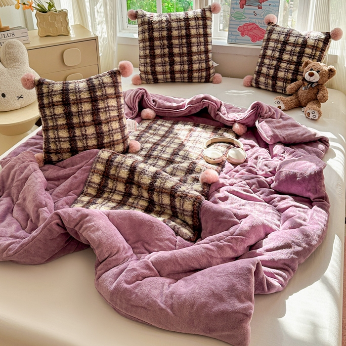 91家纺网 家纺一手货源 找家纺 古本家居 2025新款羊驼绒格子毛球款抱枕被 羊驼绒紫格毛球