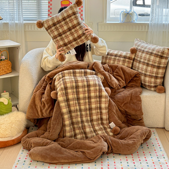 91家纺网 家纺一手货源 找家纺 古本家居 2025新款羊驼绒格子毛球款抱枕被 羊驼绒奶茶格毛球