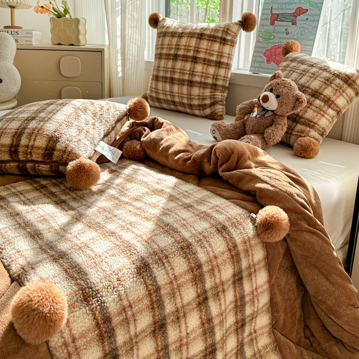 91家纺网 家纺一手货源 找家纺 古本家居 2025新款羊驼绒格子毛球款抱枕被 羊驼绒奶茶格毛球