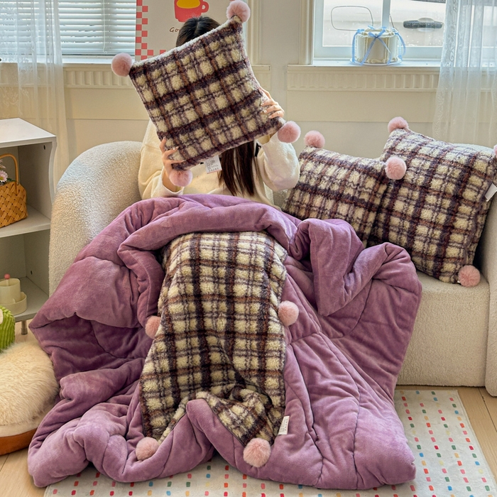 91家纺网 家纺一手货源 找家纺 古本家居 2025新款羊驼绒格子毛球款抱枕被 羊驼绒紫格毛球