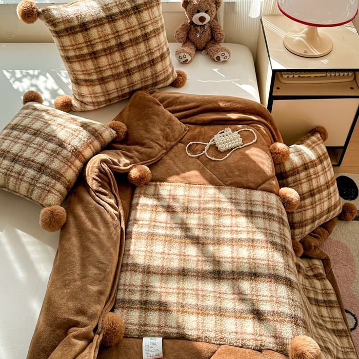 91家纺网 家纺一手货源 找家纺 古本家居 2025新款羊驼绒格子毛球款抱枕被 羊驼绒奶茶格毛球