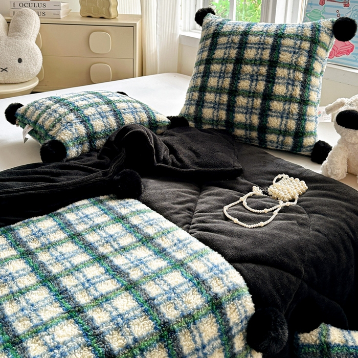 91家纺网 家纺一手货源 找家纺 古本家居 2025新款羊驼绒格子毛球款抱枕被 羊驼绒绿格毛球