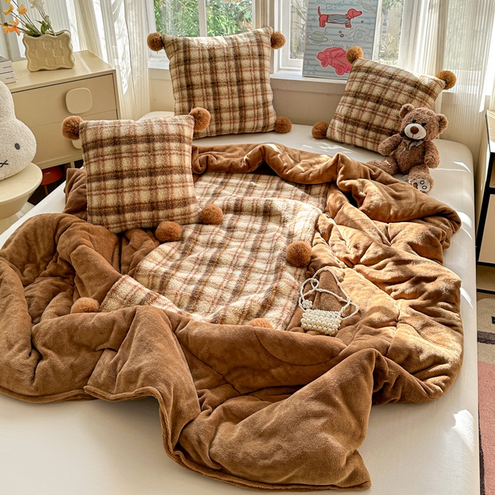 91家纺网 家纺一手货源 找家纺 古本家居 2025新款羊驼绒格子毛球款抱枕被 羊驼绒奶茶格毛球