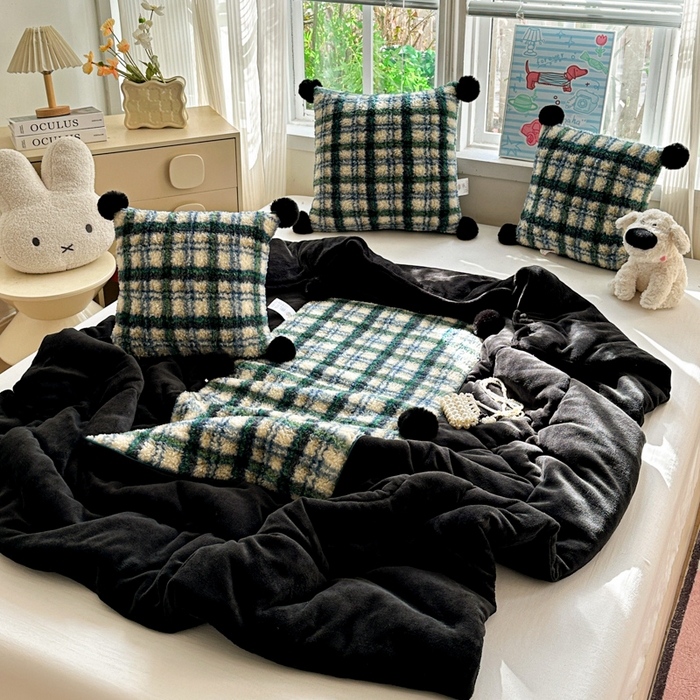 91家纺网 家纺一手货源 找家纺 古本家居 2025新款羊驼绒格子毛球款抱枕被 羊驼绒绿格毛球