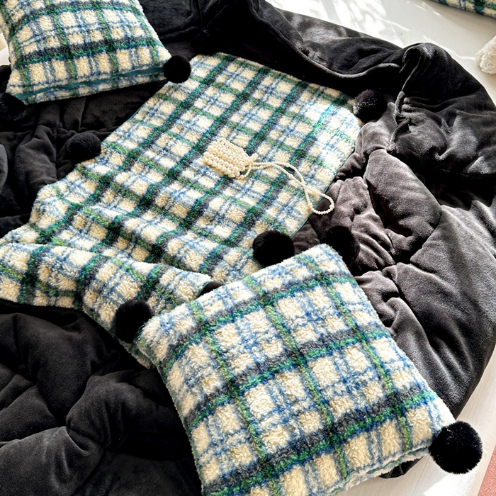 91家纺网 家纺一手货源 找家纺 古本家居 2025新款羊驼绒格子毛球款抱枕被 羊驼绒绿格毛球