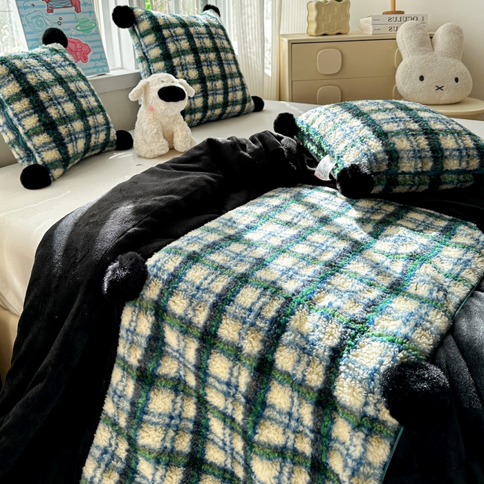 91家纺网 家纺一手货源 找家纺 古本家居 2025新款羊驼绒格子毛球款抱枕被 羊驼绒绿格毛球