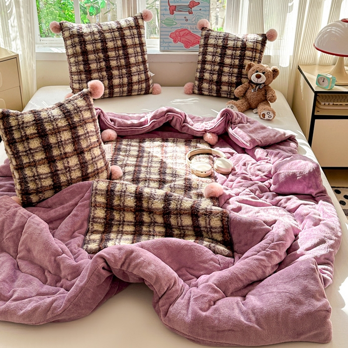 91家纺网 家纺一手货源 找家纺 古本家居 2025新款羊驼绒格子毛球款抱枕被 羊驼绒紫格毛球