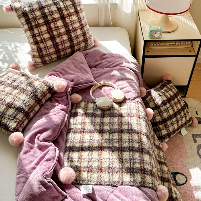 91家纺网 家纺一手货源 找家纺 古本家居 2025新款羊驼绒格子毛球款抱枕被 羊驼绒紫格毛球